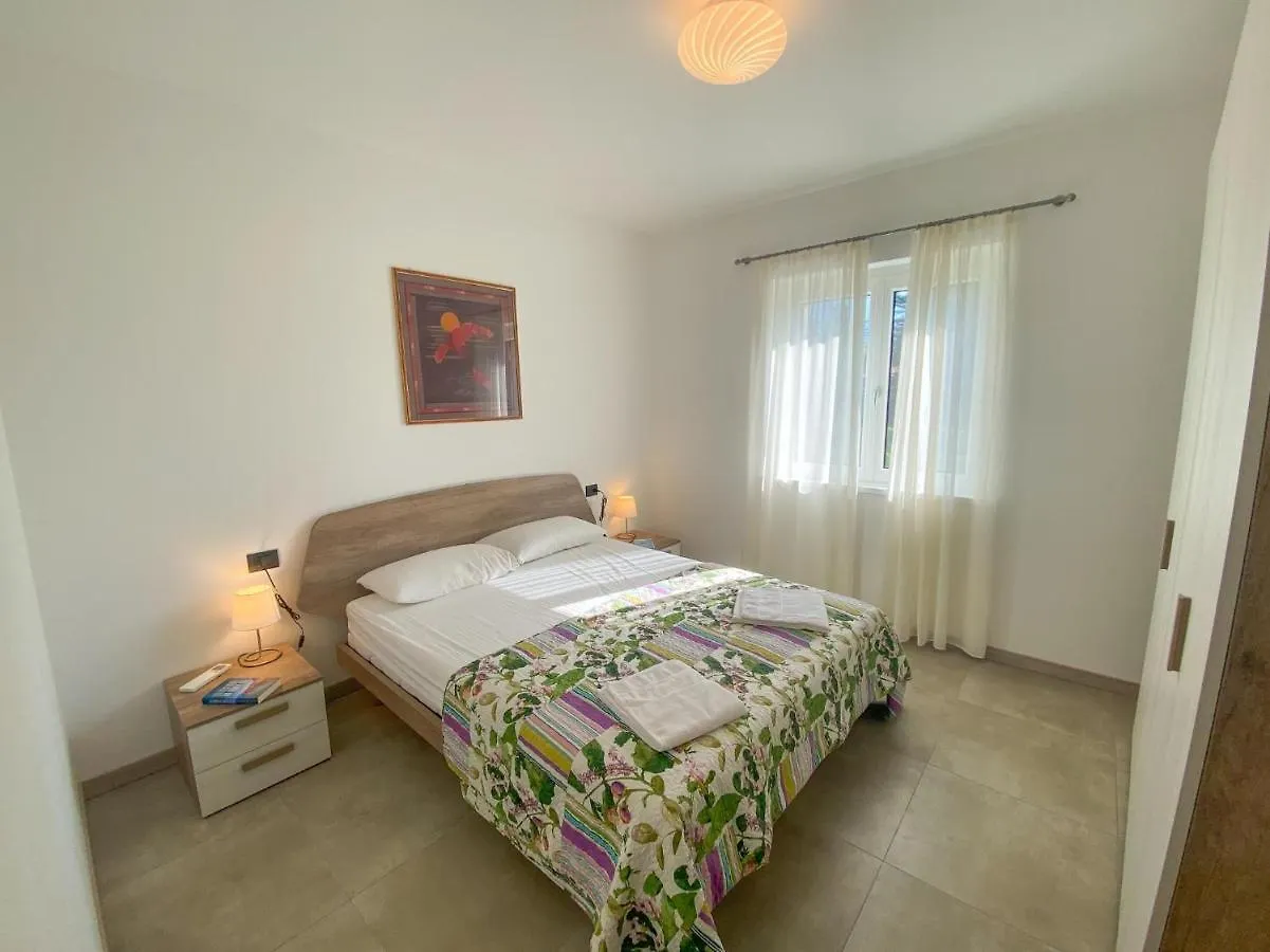 Paradiso-Boschetto Strand Bungalow Mit Pool Sorico Italy